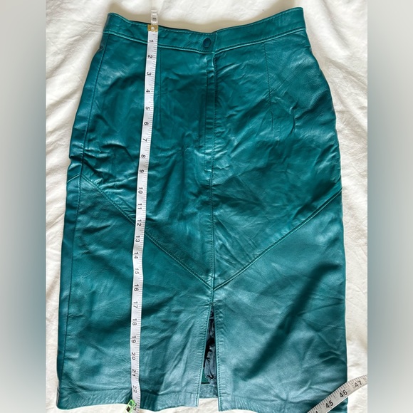 Vintage Danier - High-Waisted Two-Toned Green Genuine Leather Skirt - Size 6 - Picture 6 of 7